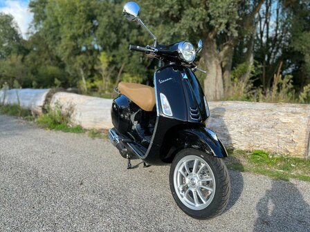 Vespa Primavera Nero Vulcano scooter zwart E5 I-GET