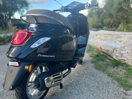 Vespa Primavera Nero Vulcano scooter zwart E5 I-GET