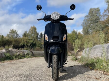 Santini Capri zwart scooter voorkant
