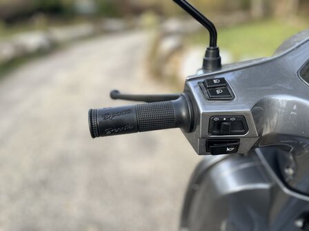 Santini Capri Digital Meteor Grey Scooter linkerkant stuur