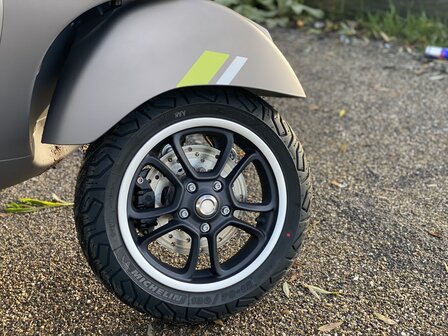 Vespa GTS 300 SuperTech Grigio Ottimista 2023 Velg dichtbij