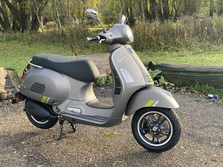 Vespa GTS 300 SuperTech Grigio Ottimista 2023 schuin rechts