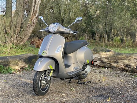 Vespa GTS 300 SuperTech Grigio Ottimista 2023 linksvoor