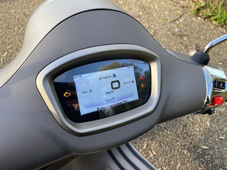 Vespa GTS 300 SuperTech Grigio Ottimista 2023display dichtbij