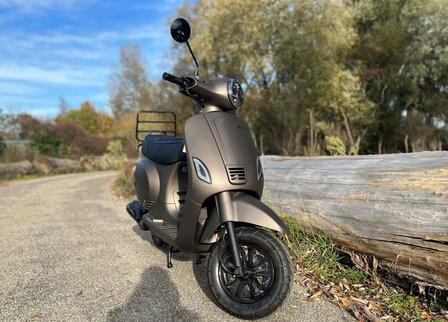 Santini Capri Digital scooter Opaco Cioccolato matbrons metallic schuin voor