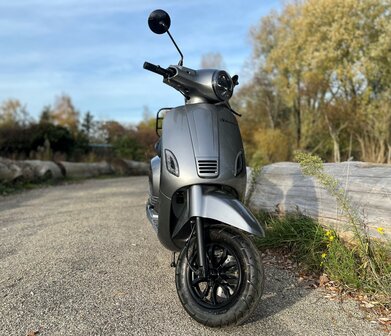 Santini Capri Digital EFI Scooter Meteor Grey E5