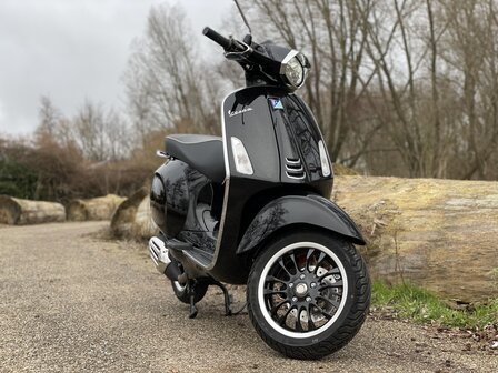 Vespa Sprint Zwart Nero Lucido E5 I-GET scooter