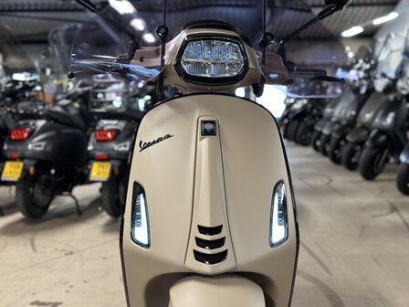 Custom Vespa Sprint Opaco Desert Storm 2021 direct rijden!