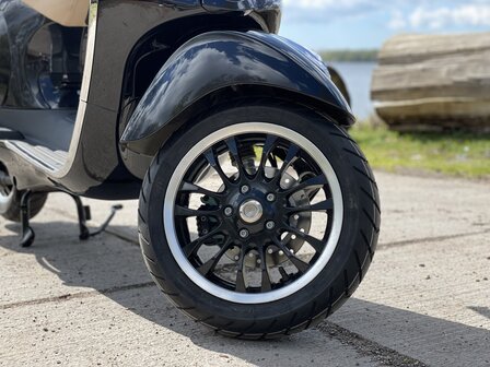 Vespa Primavera Nero Vulcano 