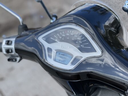 Vespa Primavera Nero Vulcano 