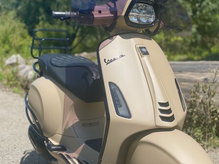 Custom Vespa Sprint Opaco Desert Storm 2021 direct rijden!