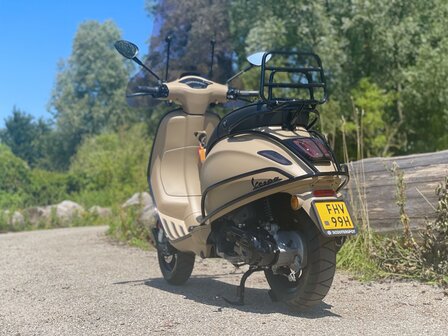 Custom Vespa Sprint Opaco Desert Storm 2021 direct rijden!