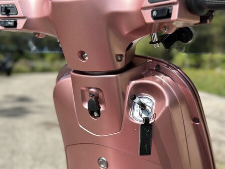 Custom Santini e-Capri Elektrische Scooter Champagne Rose DIRECT RIJDEN!