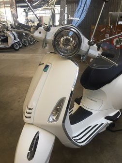 Custom Vespa Primavera Summit White