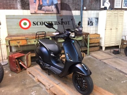 Custom Vespa Sprint Black 2 Blue