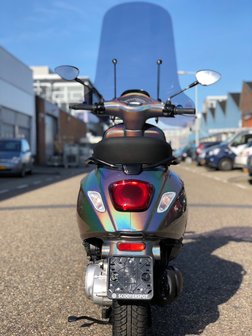 Vespa Sprint Custom Psychadelic recht achter