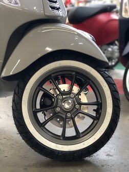 Custom Vespa Chalk Grey10