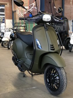 Custom Vespa Sprint Zijaanzicht