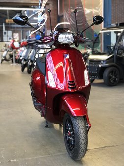 Custom Vespa Sprint Candy Red Vooraanzicht