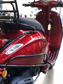 Custom Vespa Sprint Candy Red Zijkant achter schuin