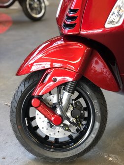 Custom Vespa Sprint Candy Red Voorwiel