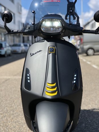 Custom Vespa Sprint Black 2 Grey Lamborghini voorkant