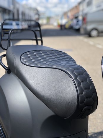 Custom Vespa Sprint Black 2 Grey Lamborghini zadel