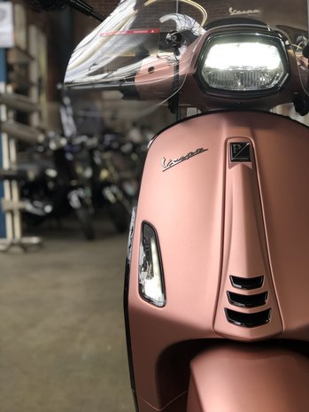 Custom Vespa Sprint Champagne Rose voor