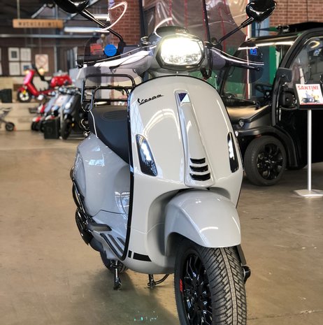 Custom Vespa Sprint Nardo Grey schuinvoor