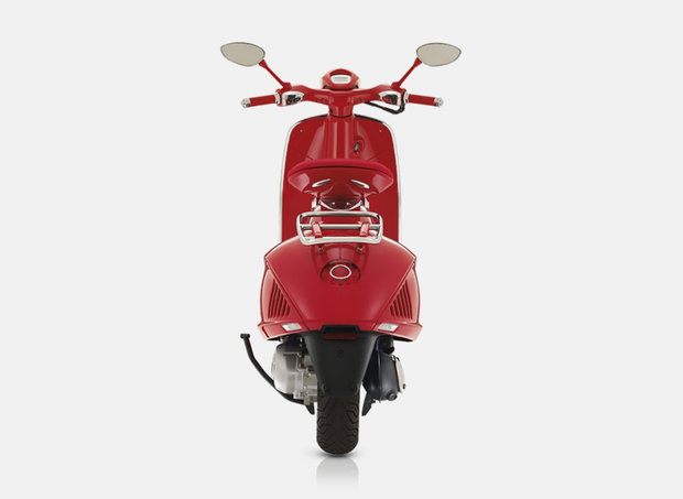 Vespa 946 125 Red achter