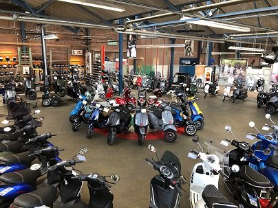 Showroom vol met Santini scooters 1000m2 MEGA