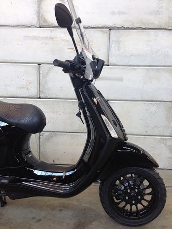 Vespa-Custom-Black-Edition12