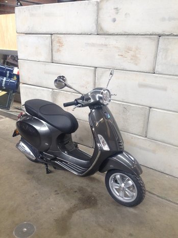 Vespa Primavera Grigio Silverstone