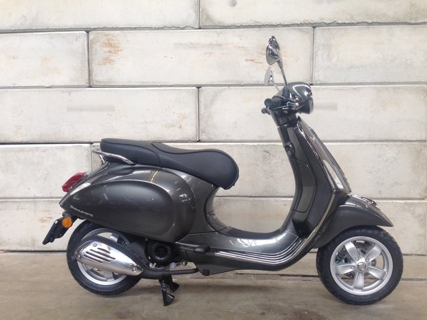 Vespa Primavera Grigio Silverstone