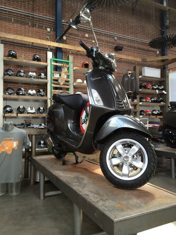 Vespa Primavera Grigio Silverstone