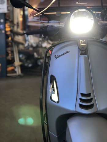 Custom Vespa Elettrica Bieber Blue