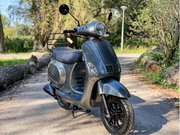 Santini Capri EFI Metallic Grijs | AL VANAF €20,- PER MAAND - Scooterspot  1000m2 scooterwinkel in Amsterdam