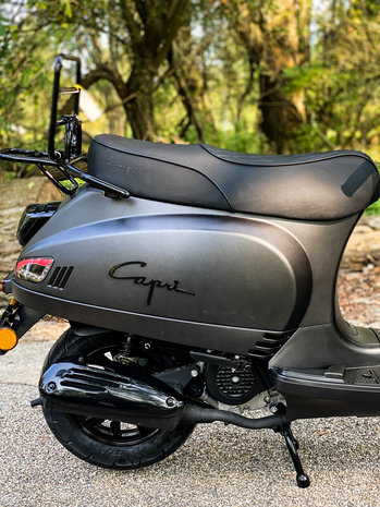 Santini Capri scooter digital