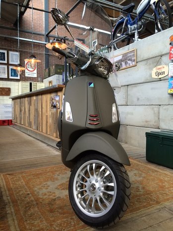 Vespa Sprint Guerrilla Green