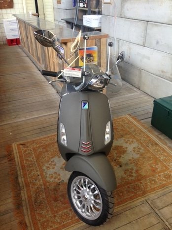 Vespa Sprint Guerrilla Green