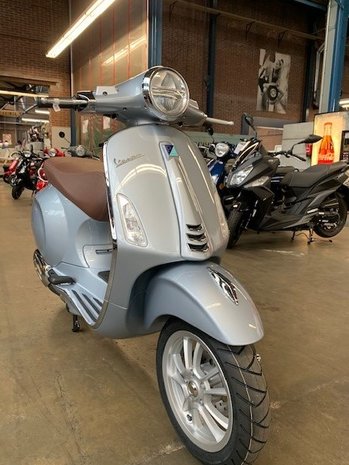 Vespa Primavera Grigio G01 schuin voor links