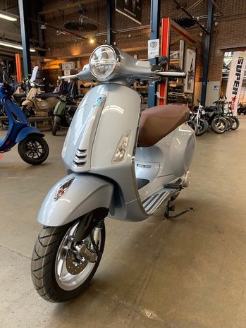 Vespa Primavera Grigio G01 schuin voor rechts