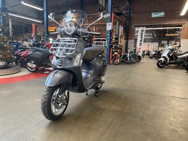 Vespa Primavera Touring scooter E5