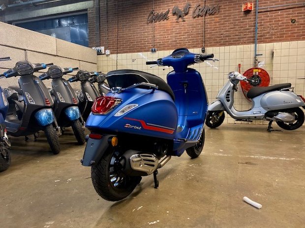 Vespa Sprint Blue Vivace Matblauw scooter rechtsachter