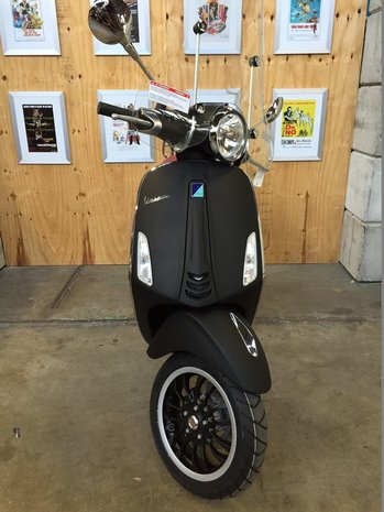 Vespa Primavera Matt Black 