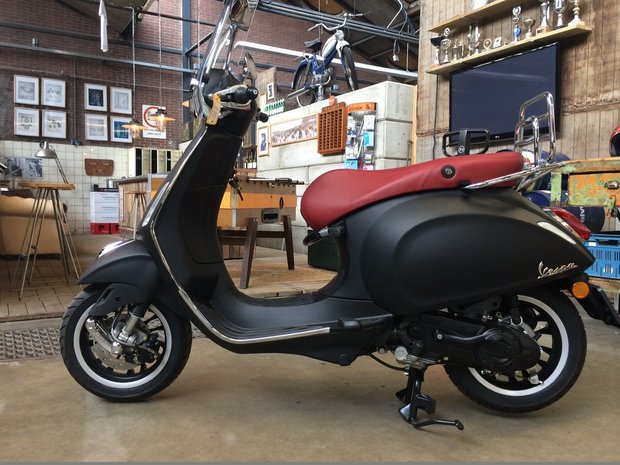 Vespa Primavera Matt Black 