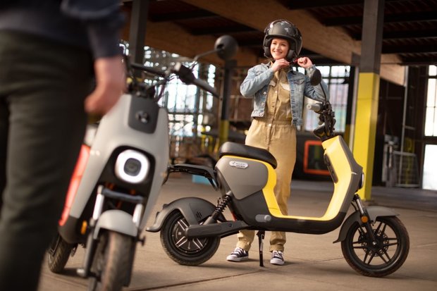 Segway B110s Elektrische scooters Geel lifestyle3