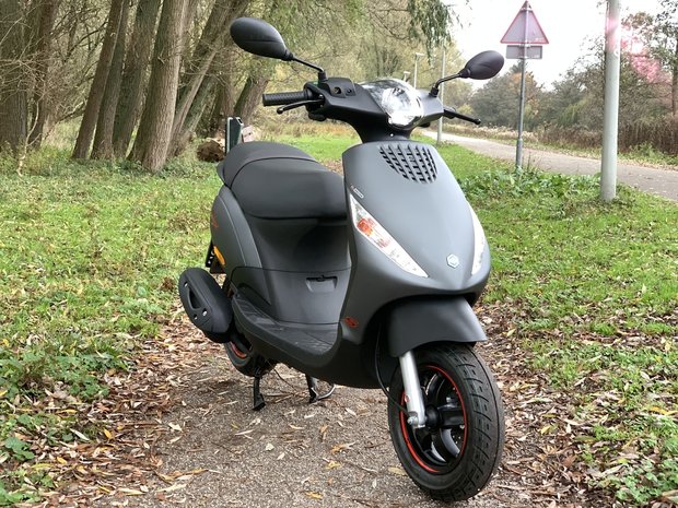 Piaggio Zip S schuin voor