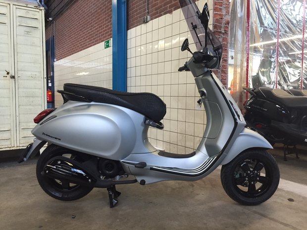 Vespa Primavera Frozen Ice Grey