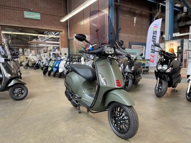 Vespa Sprint Scooter Opaco Militaire Verde Rechtsvoor